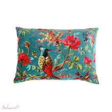 Lade das Bild in den Galerie-Viewer, Imbarro Kissen "Paradise" aus petrolblauem Samtstoff mit Vögel- und Blumenmuster.