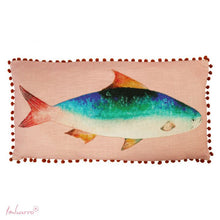 Lade das Bild in den Galerie-Viewer, Imbarro Kissen "Vadella" in rosa mit blauem Fisch-Motiv und rot-oranger Bömmel-Bordüre an den Kanten.
