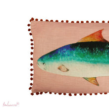 Lade das Bild in den Galerie-Viewer, Detail des Fischmotivs auf Imbarro-Kissen "Vadella"