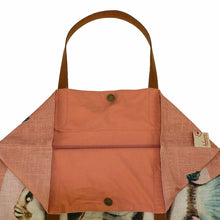 Lade das Bild in den Galerie-Viewer, Detail des Magnetverschluss und der Ledergriffe von Baumwolltasche "Bassa" von Imbarro.