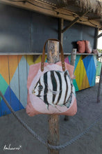 Lade das Bild in den Galerie-Viewer, Tasche "Bassa" von Imbarro im EInsatz als Strandtasche.