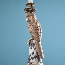 Lade das Bild in den Galerie-Viewer, Kerzenhalter in Form eines rosa Papageis vor blauem Hintergrund.