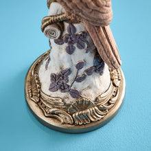 Lade das Bild in den Galerie-Viewer, Detailaufnahme des verzierten Sockels.