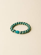 Lade das Bild in den Galerie-Viewer, Kknekki Haargummi "Jungle Pistachio Glitter Stripe"