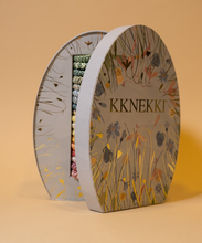 Lade das Bild in den Galerie-Viewer, Geöffnete Kknekki Easter Egg Oster-Geschenkbox mit 18 Haargummis.