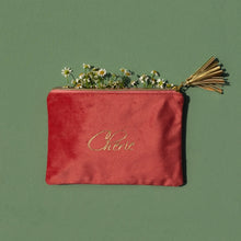 Lade das Bild in den Galerie-Viewer, Rosa Make-Up-Tasche aus Samtstoff mit "Chérie"-Aufdruck und Gänseblümchen.