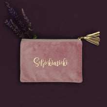 Lade das Bild in den Galerie-Viewer, Make-Up-Tasche aus rosa Samt mit goldenem Schickimicki-Schriftzug und Lavendelblüten.