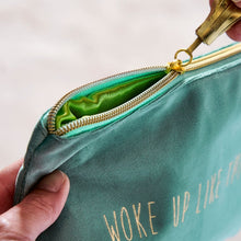 Lade das Bild in den Galerie-Viewer, Detail goldener Reißverschluss mit Quaste.