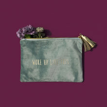 Lade das Bild in den Galerie-Viewer, Kosmetiktasche "Woke Up Like This", salbeigrün