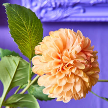 Lade das Bild in den Galerie-Viewer, Detailaufnahme einer künstlichen, orangen Dahlienblüte vor lila Hintergrund.