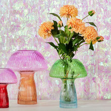 Lade das Bild in den Galerie-Viewer, Oranger Dahlienstrauß aus Kunstblumen in einer bunten GLasvase vor rosa Hintergrund.