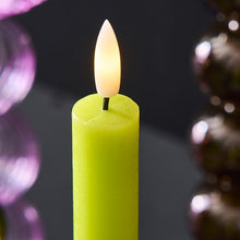 Lade das Bild in den Galerie-Viewer, Detailaufnahme der künstlichen Flamme der grünen LED-Stabkerze.