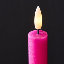 Lade das Bild in den Galerie-Viewer, Detailaufnahme der künstlichen Flamme der pinken LED-Stabkerze.