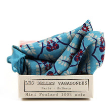 Lade das Bild in den Galerie-Viewer, Detailbild von Les Belles Vagabondes Seidentuch "Mini Albertine" in der Verpackung.