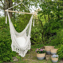 Lade das Bild in den Galerie-Viewer, Hängesessel aus hellem Makramee-Garn im Garten an einem Ast befestigt.