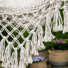 Lade das Bild in den Galerie-Viewer, Details der Makramee-Knüpfung des Sessels