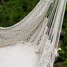 Lade das Bild in den Galerie-Viewer, Detail der geknüpften Sitzfläche des Makramee-Hängesessels.