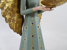 Lade das Bild in den Galerie-Viewer, Meander Kerzenhalter "Engel" 37 cm, Blaugrün/Blumen