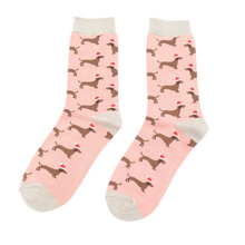 Lade das Bild in den Galerie-Viewer, Ms. Sparrow Socken "Dackel mit Weihnachtsmützen", rosa