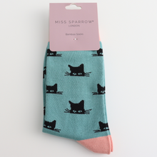 Lade das Bild in den Galerie-Viewer, Ms. Sparrow Socken "Peek-a-boo Katzen", hellblau/rosa
