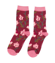 Lade das Bild in den Galerie-Viewer, Ms. Sparrow Socken "Blumen", bordeauxrot/rosa