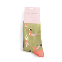 Lade das Bild in den Galerie-Viewer, Ms. Sparrow Socken "Yoga", olivgrün