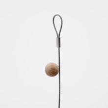 Lade das Bild in den Galerie-Viewer, Detailaufnahme der Aufhängeschlaufe und eines Holzmagneten von Monographs Fotoseil "Cable"