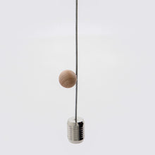 Lade das Bild in den Galerie-Viewer, Detailaufnahme des beschwerenden Endstücks und eines Holzmagnets vom Monograph Fotodisplay "Cable"