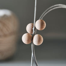 Lade das Bild in den Galerie-Viewer, Detailaufnahme der Magnete mit Holzkugel vom Monograph Fotoseil "Cable"