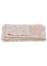 Lade das Bild in den Galerie-Viewer, Musselin-Wohndecke mit Blatt- und Vogelmuster in beige und creme.