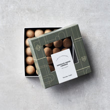 Lade das Bild in den Galerie-Viewer, Nicolas Vahé Lakritzpralinen "Salt Caramel", 163 g