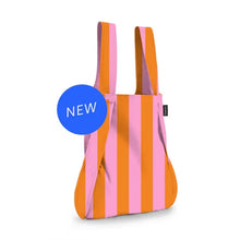Lade das Bild in den Galerie-Viewer, 2-in-1 Rucksack und Tasche von Notabag in rosa-orange gestreift.