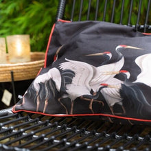 Lade das Bild in den Galerie-Viewer, Outdoor-Kissen "Kranich" schwarz, 60x40 cm