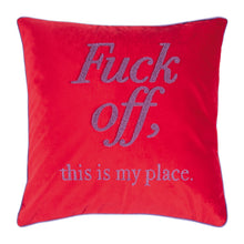 Lade das Bild in den Galerie-Viewer, Quadratische Kissenhülle von pad aus rotem Samt mit violett getuftetem Schriftzug "Fuck off, this is my place".