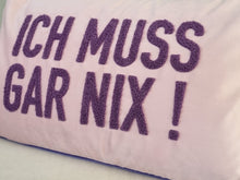 Lade das Bild in den Galerie-Viewer, Detailaufnahme der getufteten, lilafarbenen Schrift auf rosa Samtkissenbezug.