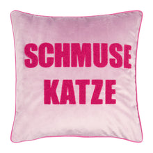 Lade das Bild in den Galerie-Viewer, Quadratischer Kissenbezug von pad aus hell-lila Samtstoff mit pink getuftetem Schmusekatze-Schriftzug.