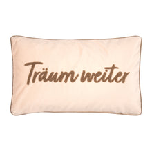 Lade das Bild in den Galerie-Viewer, Rechteckige Kissenhülle von pad aus beigem Samtstoff mit getuftetem "Träum weiter"-Schriftzug.