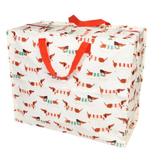 Lade das Bild in den Galerie-Viewer, Schräg seitliche Ansicht von einer XXL Aufbewahrungstasche von Rex London mit Dackelmuster, roten Griffen und Reißverschluss.