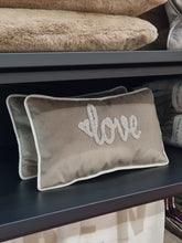 Lade das Bild in den Galerie-Viewer, pad Kissen "Love", 18x32 cm