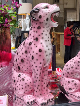 Lade das Bild in den Galerie-Viewer, Gift Company Deko-Figur "Leopard" rosa, 34 cm