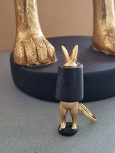 Lade das Bild in den Galerie-Viewer, Schlüsselanhänger im Stil der "Hiding Rabbit"-Lampe von Werns im Miniaturformat.