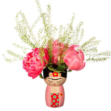 Lade das Bild in den Galerie-Viewer, Sass & Belle Blumenvase im Frida-Kahlo-Design mit Blumenstrauß aus rosa Blumen.