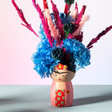 Lade das Bild in den Galerie-Viewer, Rosa Vase in Form einer Frida-Kahlo-Figur mit einem bunten Strauß aus blauen Hortensien und Trockenblumen.