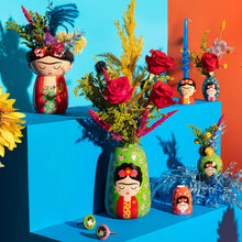 Lade das Bild in den Galerie-Viewer, Verschiedene bunte Vasen und Kerzenleuchter von Sass & Belle aus der "Viva La Frida"-Seri mit Frida-Kahlo-Motiven vor einer blau-roten Wand.