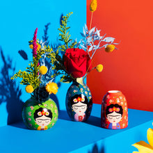 Lade das Bild in den Galerie-Viewer, 3 bunte Vasen mit Frida-Kahlo-Motiv und bunten Blumen vor einer blau-roten Wand.