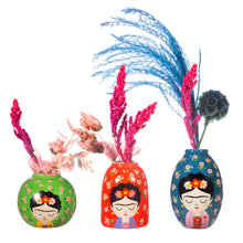 Lade das Bild in den Galerie-Viewer, 3 Vasen von Sass & Belle mit Frida-Kahlo-Motiven und bunten Trockenblumen