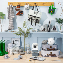 Lade das Bild in den Galerie-Viewer, Sass & Belle Spielkoffer mit Teegeschirr "Bear Adventure"