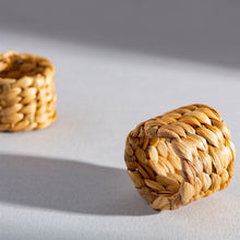 Lade das Bild in den Galerie-Viewer, Serviettenring aus geflochtener Wassehyazinthe.