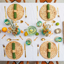 Lade das Bild in den Galerie-Viewer, Gedeckter Tisch mit Tischsets und Serviettenringen aus geflochtener Wasserhyazinthe.