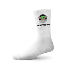 Lade das Bild in den Galerie-Viewer, Weiße Tennissocken mit Baby-Yoda-Motiv auf dem Schaft und "This is the way"-Schriftzug.